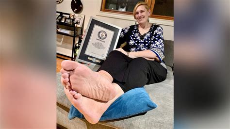 Mujer con los pies más grandes del mundo denuncia acoso de podófilos