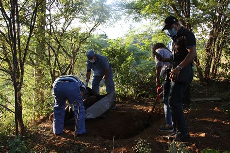 Exhuman Cuerpos Y Cabezas De Fosas Clandestinas En Guerrero