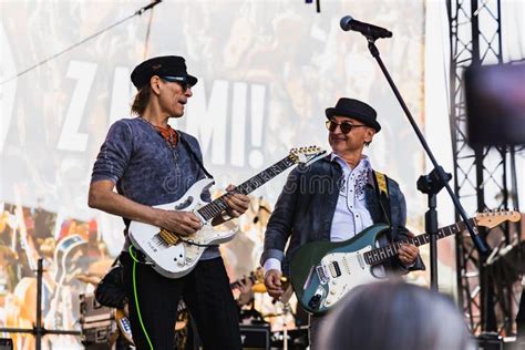 Actuaci N En Vivo Del Guitarrista Steve Vai En El Evento Abierto