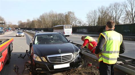 Unfall auf der Autobahn 27 in Bremen LKW drückt Auto in Leitplanke