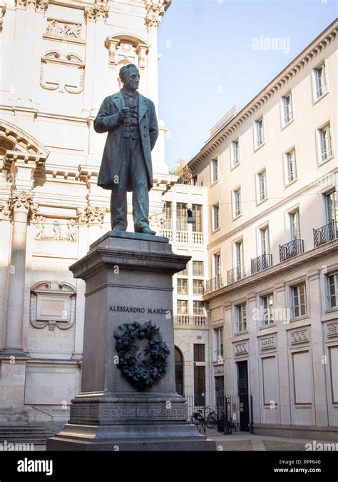 Monumento Alessandro Manzoni Fotografías E Imágenes De Alta Resolución