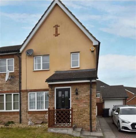 3 Bed Semi Detached House To Rent In Mariners Way Gravesend Da11 £