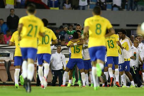 Brilho De Paulinho E Neymar Brasil Goleia Uruguai