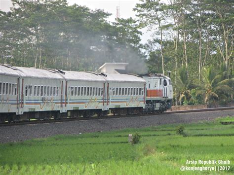 Kereta Api Indonesia Ketika Lokomotif CC203 Erupsi Menarik Rangkaian