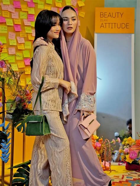 Lagi Lagi Kembaran Fuji Utami Dan Aaliyah Massaid Kenakan Busana Renda Nude Saat Buka Puasa
