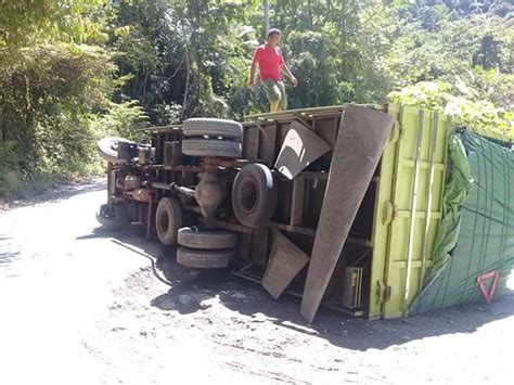 Truk Pengangkut Barang Asal Makassar Terbalik Di Poros Kasintuwu Luwu