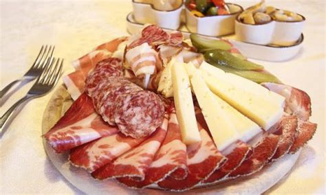 Antipasto Tirolese Di Salumi E Formaggi Antipasti Nadamas Ristorante