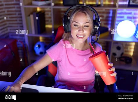 Jeune Femme Blonde Streamer Jouant Au Jeu Vid O Boisson Dans La Salle De Jeux Photo Stock Alamy