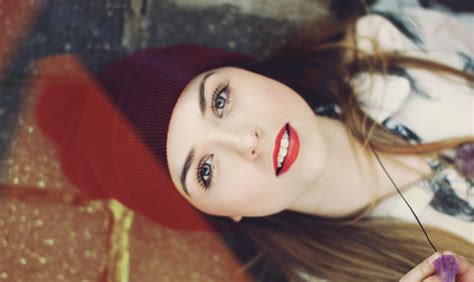 4k Face Glance Winter Hat Beautiful Hd Wallpaper