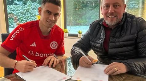 Werder Bremen Rafael Borré posiert im neuen Trikot Clemens Fritz sauer