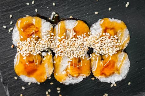 Appetitliche Sushi Roll Maki Mit Aal Und Unagi Auf Einer Schwarzen