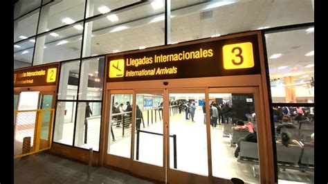 As Es De Noche La Zona De Llegadas Internacionales En Aeropuerto