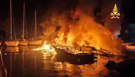 Incendio Nel Porto Turistico Di Pra A Genova Distrugge 8 Imbarcazioni