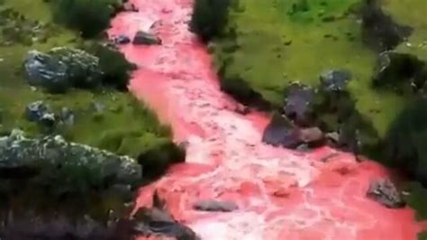 Червената река минаваща покрай град Куско, Перу | the Red River in ...