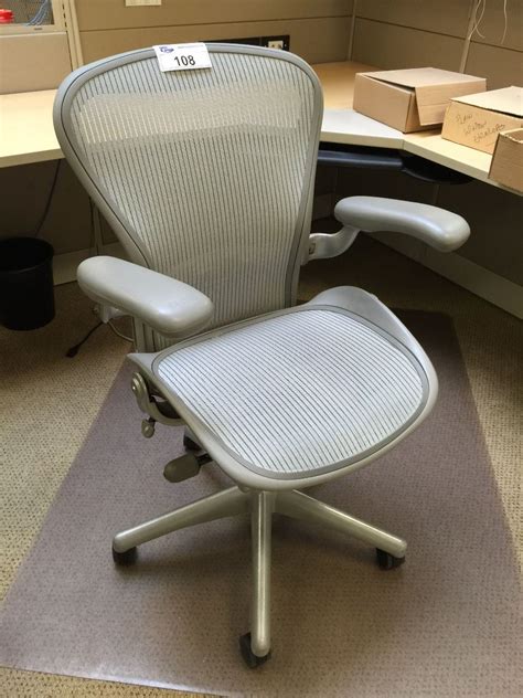 Herman Miller Aeron Silver Mesh Back Multilever Ergonomic Task Chair