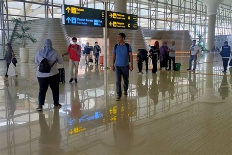 Foto Besok Sudah Masuk Kerja Penumpang Arus Balik Padati Bandara Yia