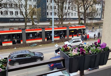 Zderzenie Osob Wki Z Tramwajem Na Kartuskiej Godz Zg Oszenia