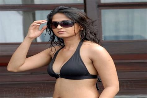 Hot Anushka Shetty Bikini Pics