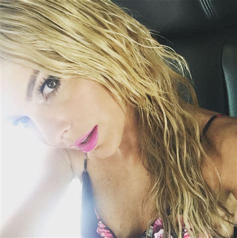 Bronceadita Marjorie de Sousa calentó las playas de México con su pequeño bikini