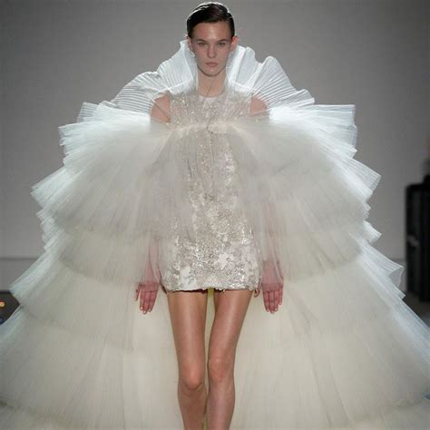 Dress To Impress 20 Outrageously Absurd Wedding Gowns Weird Wedding