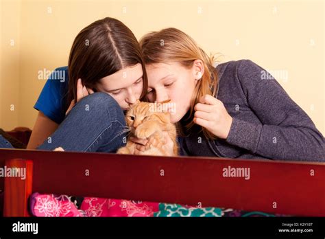 Embrasse Deux Filles Banque De Photographies Et Dimages à Haute