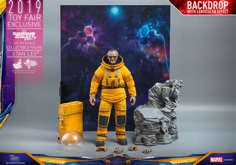 身穿太空裝的MARVEL之父 Hot Toys MMS545 星際異攻隊2史丹李 Stan Lee 1 6 比例人偶作品Toy Fair Exclusive