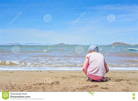 Petite Fille Jouant Sur La Plage De Mars Menor Photo Stock Image Du