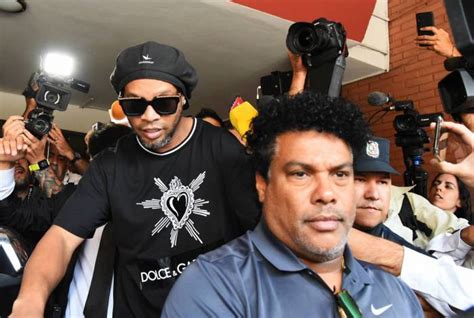 Preso há um mês no Paraguai Ronaldinho joga futevôlei como passatempo