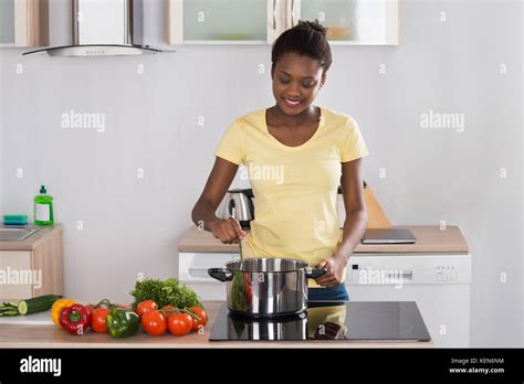 Black African Cooking Hi Res Stock Photography And Images Alamy