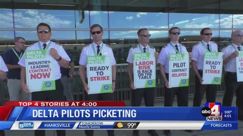 Delta Pilots Picket Over Contracts