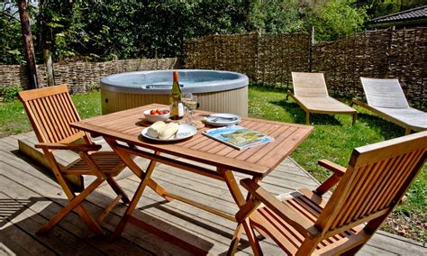 Large Cottages with Hot Tubs