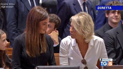 Funerali Berlusconi Perch Maria De Filippi Era Vestita Di Bianco