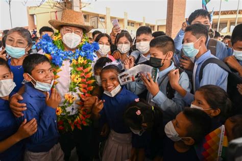 Luis Arce inaugura el año educativo en Trinidad y pide el