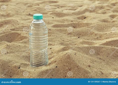 Água Engarrafada Em Um Dia Quente Na Praia Garrafa Plástica água