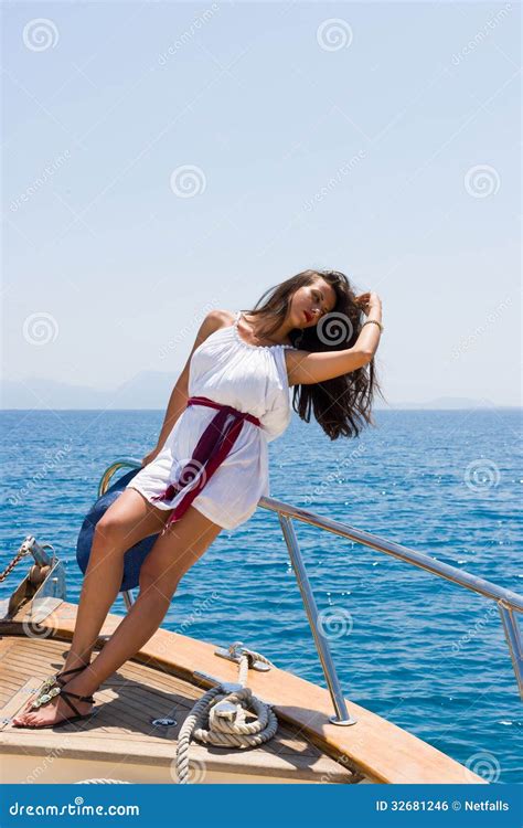Junge Frau Auf Ihrer Privaten Yacht Stockfoto Bild von brüste bikini