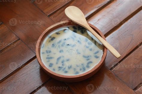 A Close Up Of A Bowl Of Traditional Indonesian Drink Called Dawet Ireng