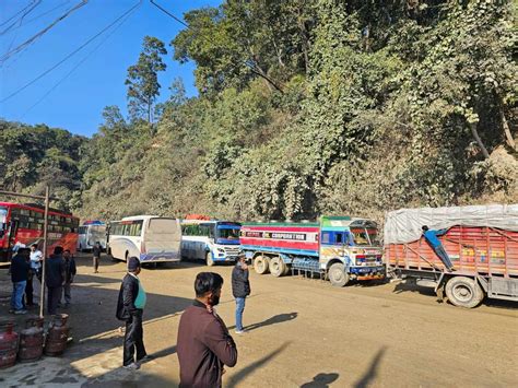 बर्षाका कारण गए रातिदेखि अवरुद्ध दाउन्ने सडक एकतर्फी सञ्चालनमा