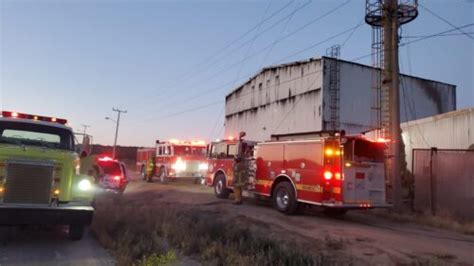 SOFOCAN BOMBEROS DE TECATE INCENDIO EN ALMACEN DE CÁSCARA DE COCO