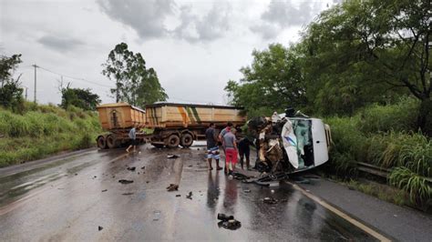 Portal Arcos Acidente entre carreta e van deixa uma vítima levemente