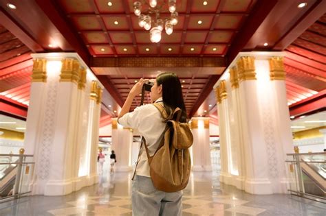 Hermosa Mujer Turista De Vacaciones Haciendo Turismo Y Explorando