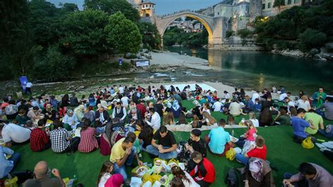 Ak Am Namaz I Iftar Ispod Starog Mosta U Mostaru Foto N