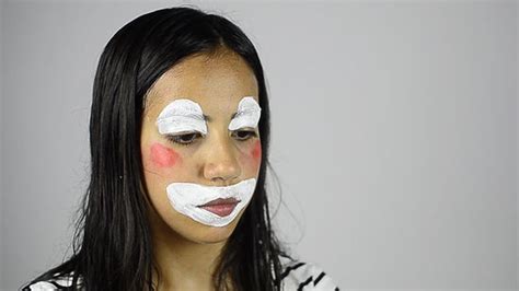 Get a Stunning Happy Clown Face Paint Look for Your Next Party - Click ...