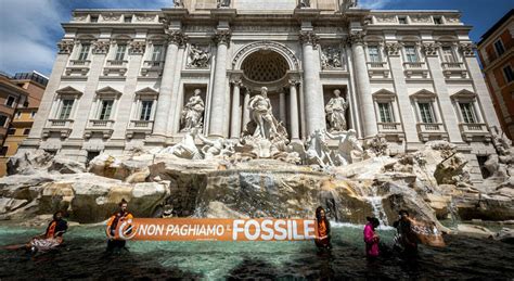 Roma Il Blitz A Fontana Di Trevi Sporca L Immagine Della Capitale