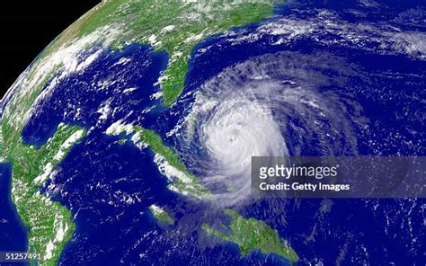 538 Hurricane Frances Photos & High Res Pictures - Getty Images