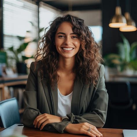 Uma Mulher Sentada Em Uma Mesa Sorrindo Foto Premium