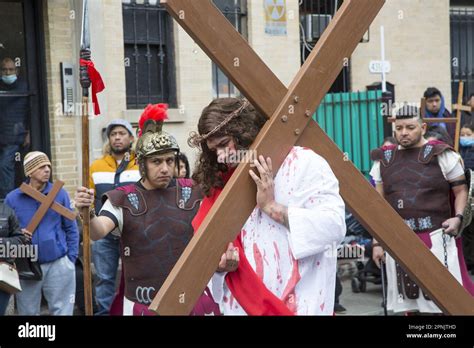 Les paroissiens de diverses églises marchent les gares de la Croix