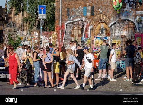 Lange Warteschlangen Vor Den Clubs Und Biergärten Am Schleusenufer In