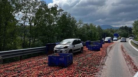 Lioni Tir Perde Il Carico Di Pomodori Paura Sull Ofantina