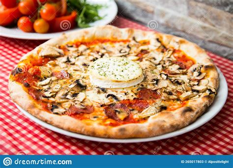 Pizza Aux Champignons Pizza Napolitaine Avec Sauce Tomate Jambon De