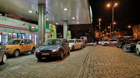 Cozi Uriașe La Benzinării în Urma Unor Zvonuri Că Prețul Carburanților